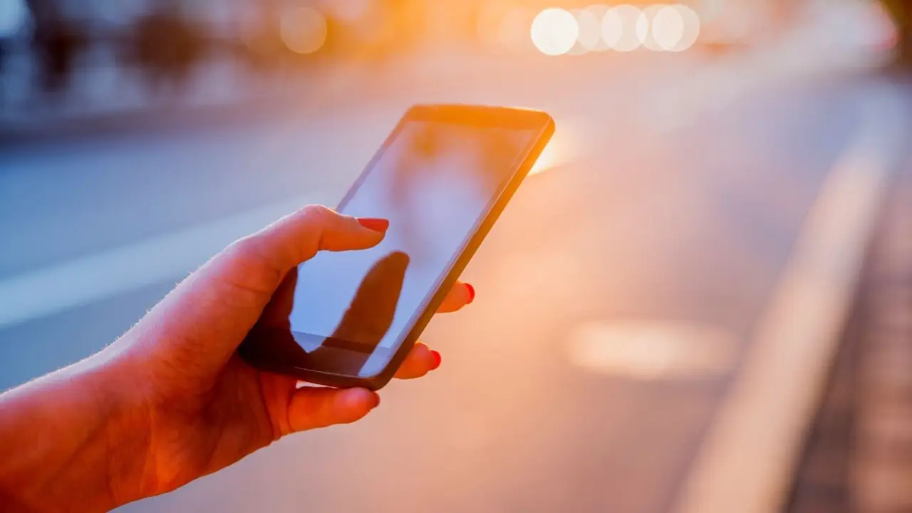 Come difendersi dalle truffe su Vinted e marketplace simili SP - Smartphone con app Vinted e avviso di truffa